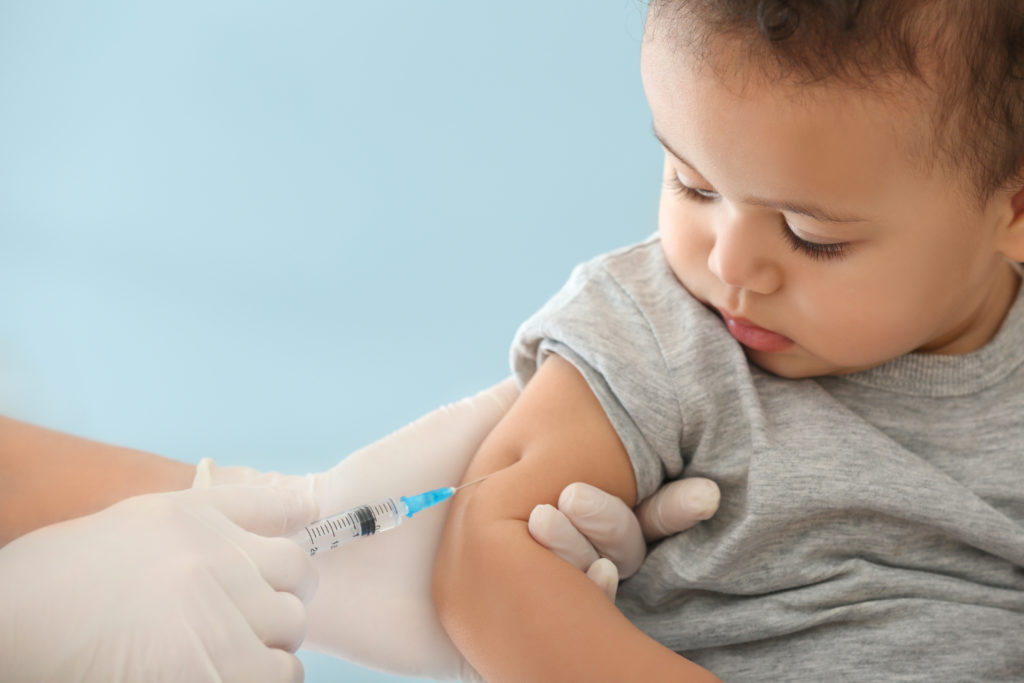 Doctor vacunando a un bebé