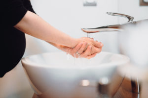 Embarazada se lava las manos