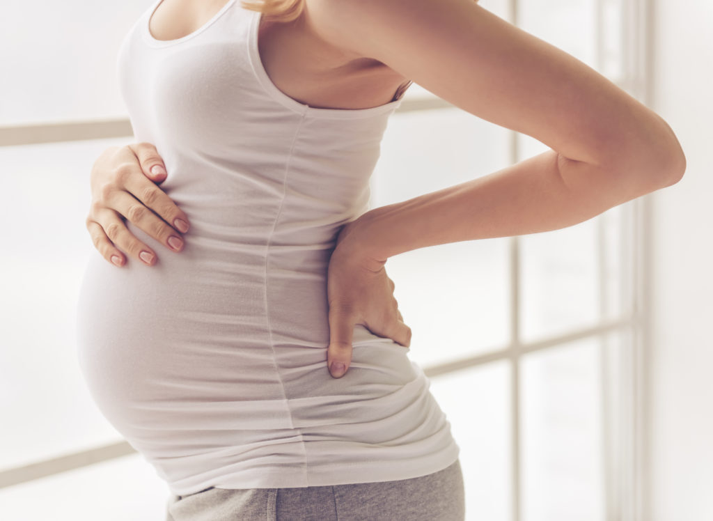 Mujer embarazada con dolor de espalda