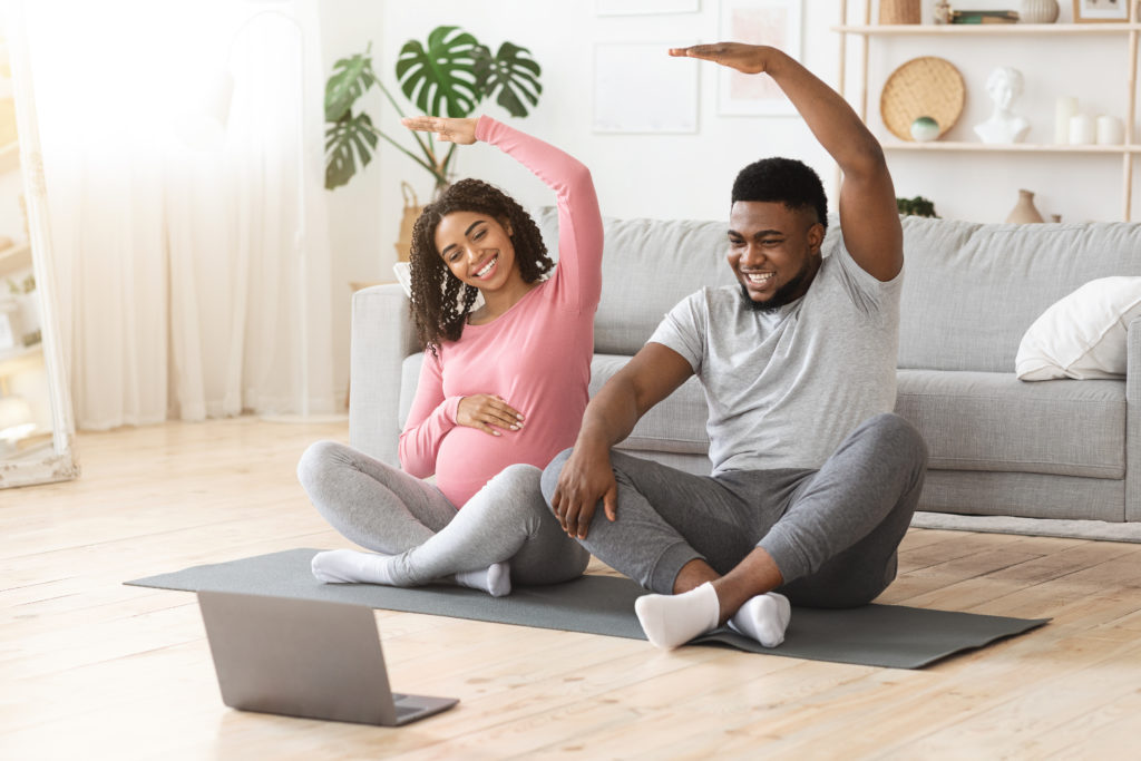 Embarazada y su pareja hacen ejercicio