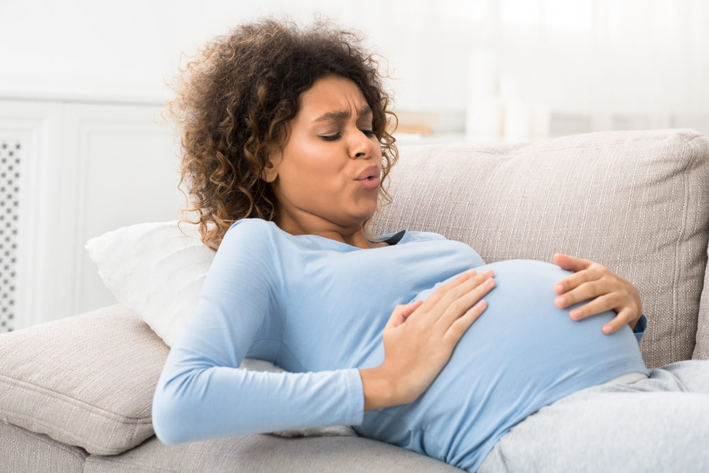 Mujer embarazada con contracciones