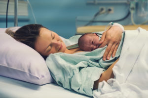 Mujer sostiene a su recién nacido