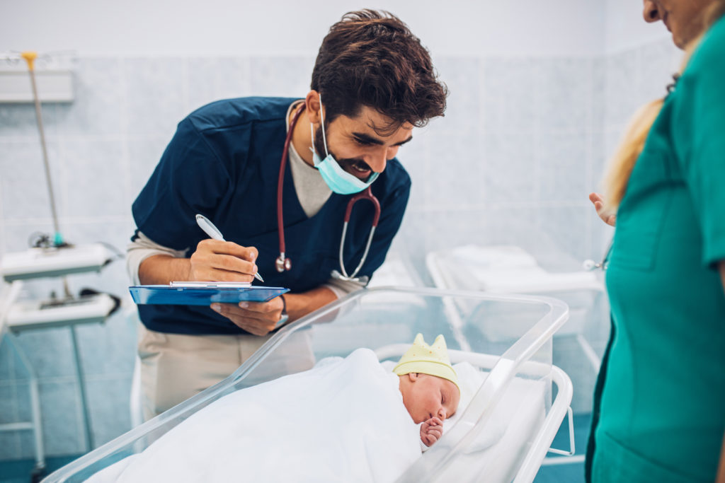 Médico examinando al recién nacido