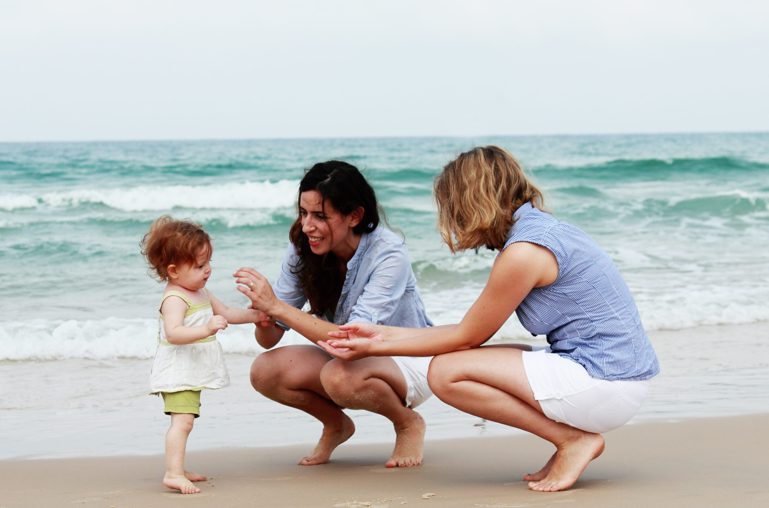 Madres con su bebé en la playa