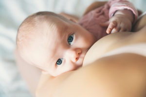 Bebé comiendo leche materna